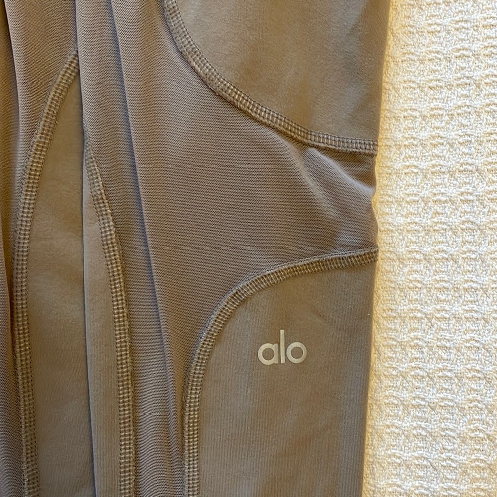 ALO crop leggings with mesh size XS
Used Condition